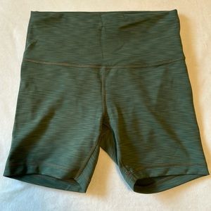LuluLemon wunder train shorts size 8